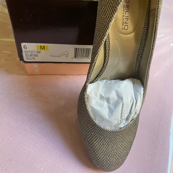 Beautiful Bandolino shiny heels. - Picture 3 of 4